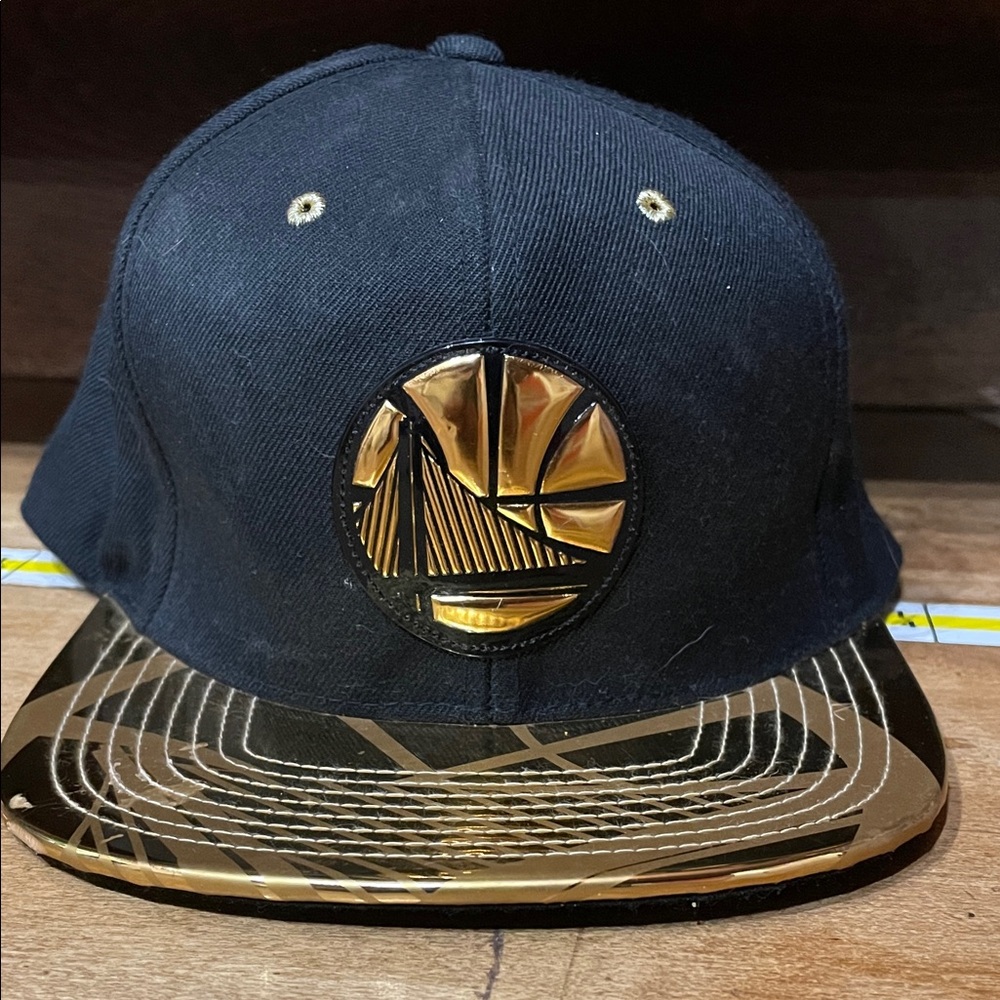Mitchell & Ness Golden State Warriors Black Cap with Gold Accents, snapback